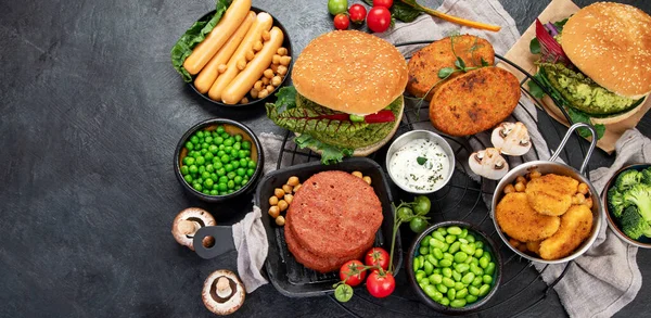 Koncepcja Żywności Roślinnej Wegańskie Hamburgery Kiełbasy Wegetariańskie Nuggetsy Świeże Warzywa — Zdjęcie stockowe