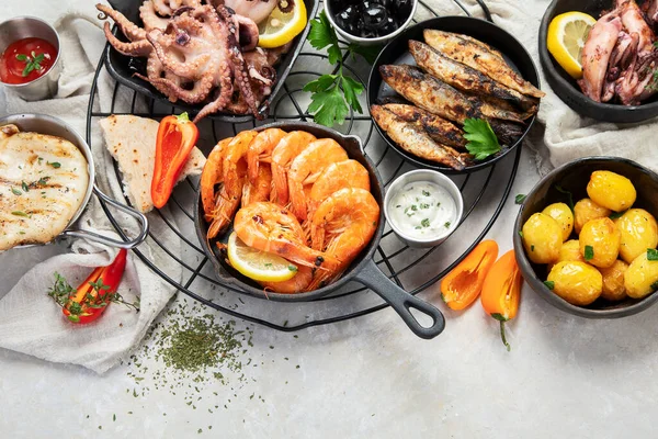 海鲜盘 用灰色背景的蔬菜对美味海鲜进行分类 顶部视图 — 图库照片