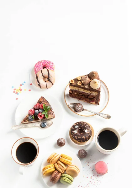 Asztal Különböző Cookie Fánk Sütemények Sajttorta Kávéscsésze Fehér Alapon Finom — Stock Fotó