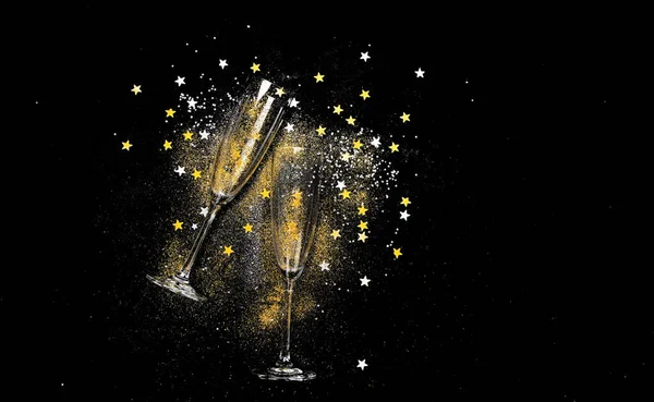 Twee Champagneglazen Kerstversiering Een Zwarte Achtergrond Gelukkig Nieuwjaarsfeest Bovenaanzicht — Stockfoto