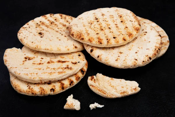 皮塔面包在黑暗的背景下被隔离 阿拉伯烹饪的传统和典型食物 顶部视图 — 图库照片