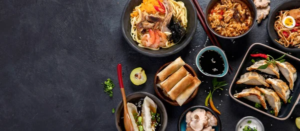 Традиционная Азиатская Кухня Разнообразные Азиатские Блюда Тёмном Фоне Ассорти Блюда — стоковое фото