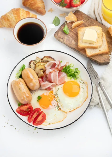 白い背景に目玉焼き ソーセージ ベーコン トーストと英語の朝食 — ストック写真