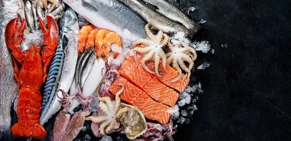 Verse Vis Zeevruchten Assortiment Zwarte Achtergrond Vismarkt Gezonde Voeding Concept — Stockfoto