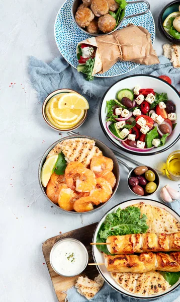 Griekse Voedselachtergrond Meze Gyros Souvlaki Vis Pita Griekse Salade Tzatziki — Stockfoto