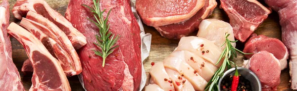 고기의 종류는 다르다 쇠고기 돼지고기 양고기 닭고기등어두운 에서였다 파노라마 현수막 — 스톡 사진