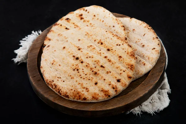 Ψωμί Πίτας Απομονωμένο Σκούρο Φόντο Παραδοσιακό Και Τυπικό Φαγητό Της — Φωτογραφία Αρχείου