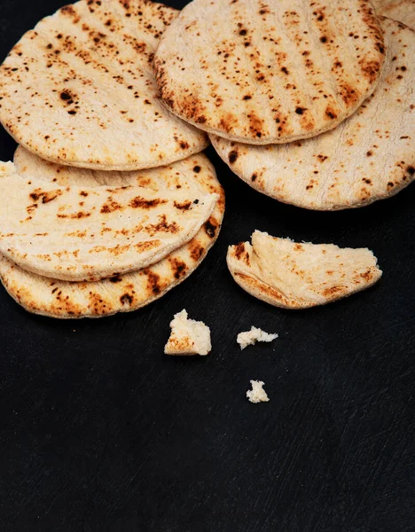 Pão Pita Isolado Fundo Escuro Comida Tradicional Típica Culinária Árabe — Fotografia de Stock
