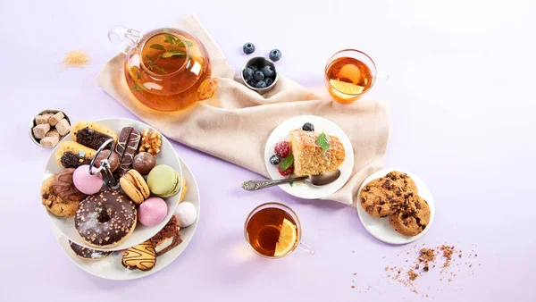 Παραδοσιακό Αγγλικό Τσάι Απογευματινό Τσάι Επιλογή Γλυκών Βιολετί Φόντο Έννοια — Φωτογραφία Αρχείου