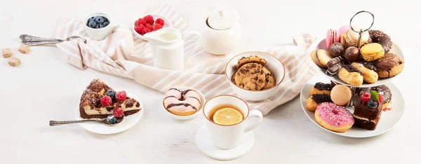 Tortaállvány Makarónival Mini Süteményekkel Teasütikkel Panoráma — Stock Fotó