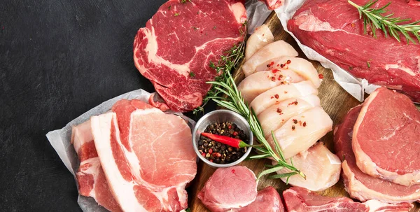 고기의 종류는 다르다 쇠고기 돼지고기 양고기 닭고기등어두운 에서였다 — 스톡 사진