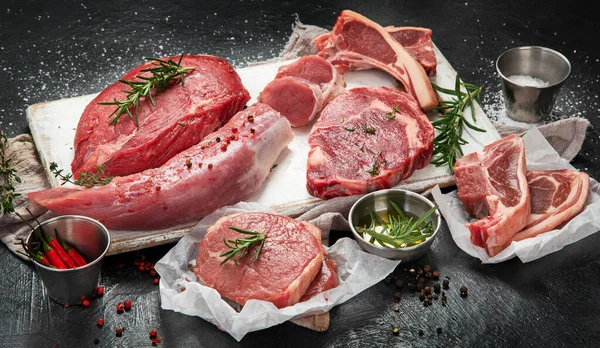 종류의 날고기 쇠고기 돼지고기 양고기 닭고기등어두운 — 스톡 사진