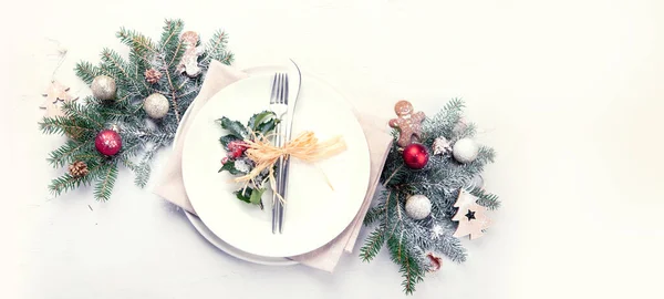 光の背景に空のプレートとクリスマステーブルの設定 冬の休日の概念 最上階だ コピースペース パノラマ バナー — ストック写真