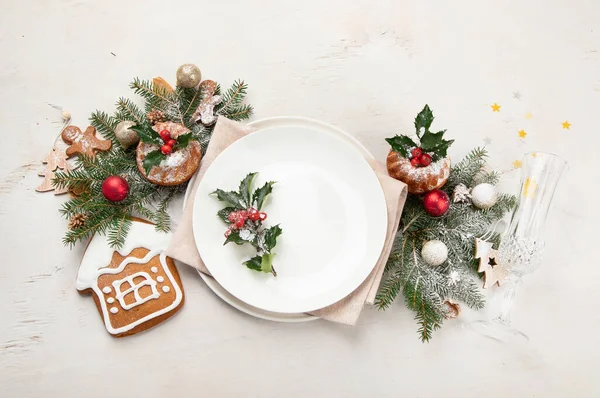 光の背景に空のプレートとクリスマステーブルの設定 冬の休日の概念 トップ表示 — ストック写真