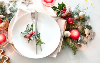 Işık arka planında boş tabak olan bir Noel masası. Kış tatilleri aynı anda. Üst görünüm. 