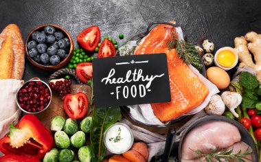 Karanlık arka planda sağlıklı yiyecek seçimi. Detoks ve temiz diyet konsepti. Yüksek miktarda vitamin, mineral ve antioksidan içeren yiyecekler. Yaş karşıtı yiyecekler. Üst görünüm.