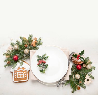 Işık arka planında boş tabak olan bir Noel masası. Kış tatilleri aynı anda. Üst Manzara. Boşluğu kopyala