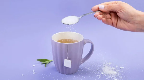 Mão Com Colher Açúcar Uma Xícara Chá Açúcar Artificial Sobre — Fotografia de Stock
