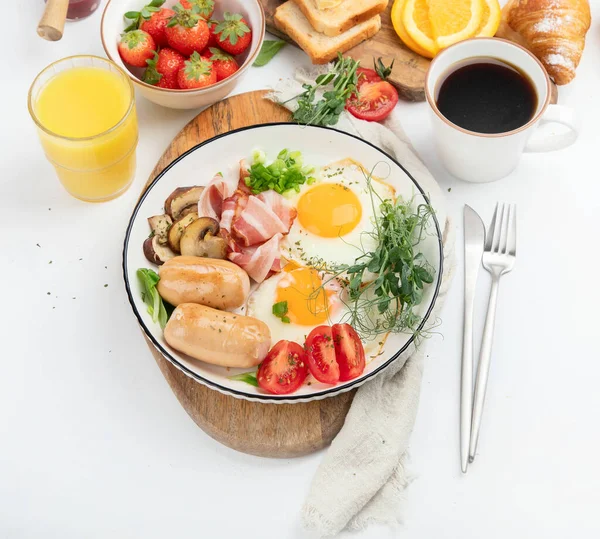 Αγγλικό Πρωινό Τηγανητό Αυγό Λουκάνικο Μπέικον Και Τοστ Λευκό Φόντο — Φωτογραφία Αρχείου