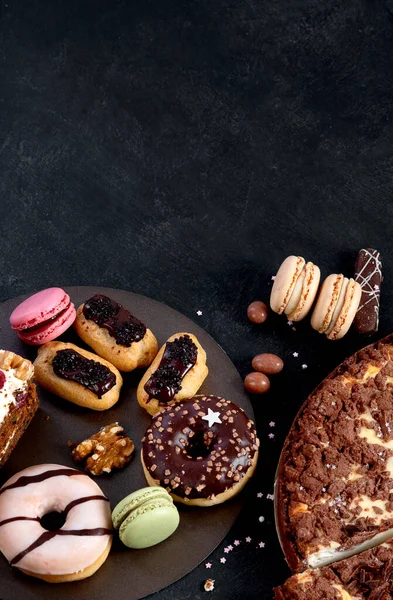 Sortiment Süßwaren Desserts Verschiedener Art Auf Dunklem Tisch Ansicht Von — Stockfoto
