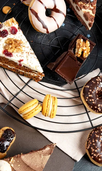 Tafel Met Diverse Koekjes Donuts Gebak Cheesecakes Donkere Achtergrond Heerlijke — Stockfoto