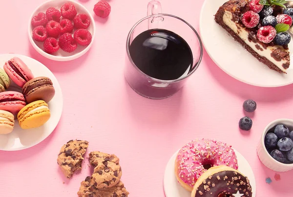 ピンクの背景に様々なクッキー ドーナツ ケーキ チーズケーキやコーヒーカップとテーブル おいしいデザートテーブル トップビュー フラットレイアウト — ストック写真