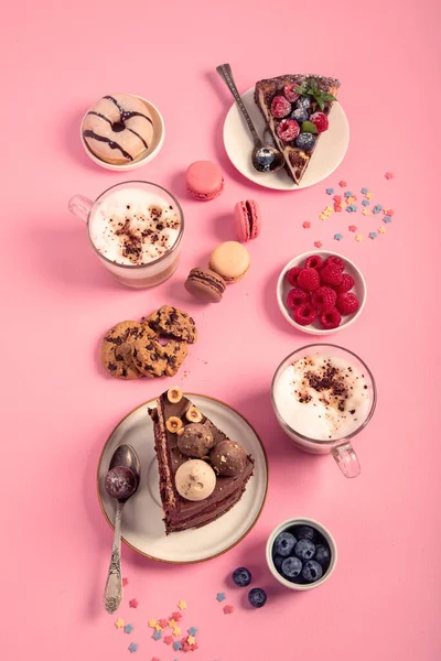 Mesa Com Vários Biscoitos Donuts Bolos Cheesecakes Xícaras Café Fundo — Fotografia de Stock
