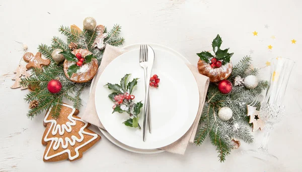 Χριστουγεννιάτικο Τραπέζι Ρύθμιση Άδειο Πιάτο Στο Φως Φόντο Χειμερινές Διακοπές — Φωτογραφία Αρχείου