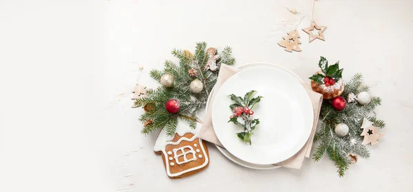 Weihnachtstisch Mit Leerem Teller Auf Hellem Hintergrund Winterurlaub Hin Oder — Stockfoto