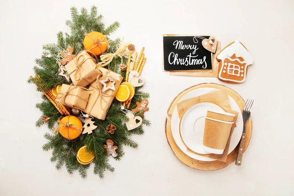 クリスマス環境に優しいテーブル設定 廃棄物ゼロ クリスマスと新年の休暇のコンセプト トップビュー — ストック写真