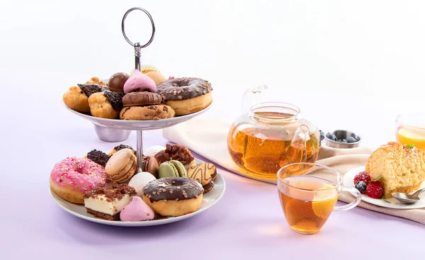 Παραδοσιακό Αγγλικό Τσάι Απογευματινό Τσάι Επιλογή Γλυκών Βιολετί Φόντο Έννοια — Φωτογραφία Αρχείου