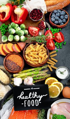 Karanlık arka planda sağlıklı yiyecek seçimi. Detoks ve temiz diyet konsepti. Yüksek miktarda vitamin, mineral ve antioksidan içeren yiyecekler. Yaş karşıtı yiyecekler. Üst görünüm.