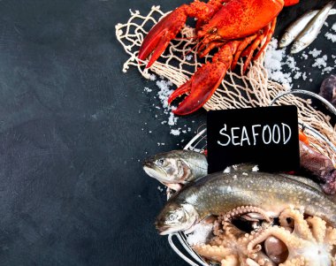 Taze balık ve deniz ürünleri çeşitleri kara arka planda, balık pazarında. Sağlıklı beslenme konsepti. Üst görünüm., Boşluğu kopyala.