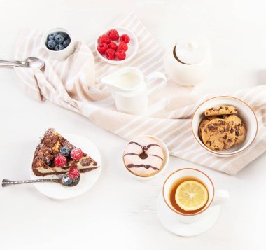 Kurabiye tezgahı, mini kekler, çay için kurabiyeler.