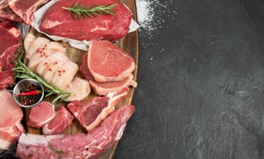 Farklı türde çiğ et. Sığır eti, domuz eti, kuzu eti, arka planda tavuk. Üst görünüm, alanı kopyala