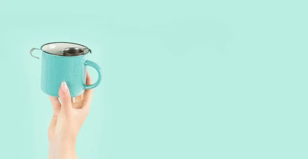 Arme Die Höhe Gereckt Teetasse Auf Grünem Hintergrund Konzeptfoto Frontansicht — Stockfoto