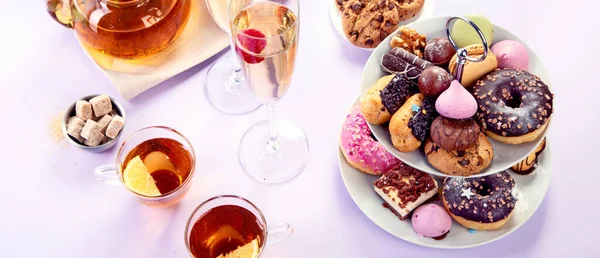 Traditioneller Englischer Tee Nachmittagstee Mit Einer Auswahl Süßigkeiten Auf Violettem — Stockfoto