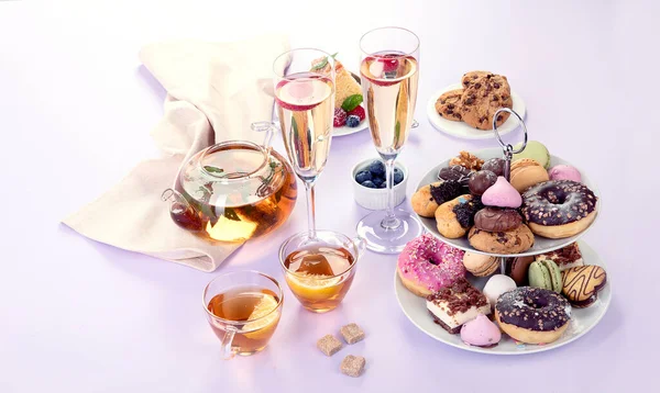伝統的な英語のお茶 紫色の背景にお菓子の選択とアフタヌーンティー 休日のコンセプト — ストック写真