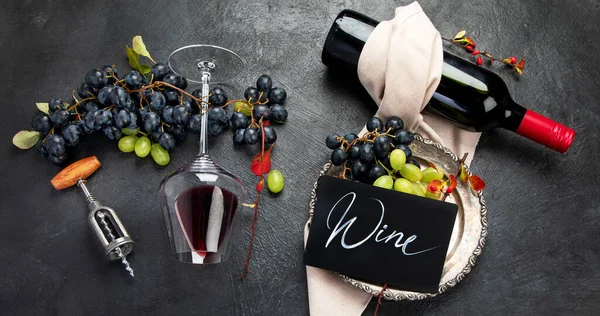 Een Overheadfoto Van Glazen Rode Wijn Met Een Fles Druiven — Stockfoto