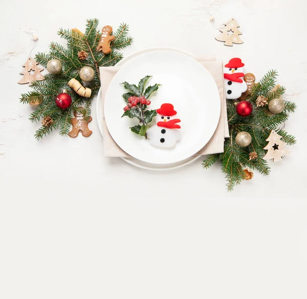 Mesa Navidad Con Plato Vacío Sobre Fondo Claro Vacaciones Invierno — Foto de Stock