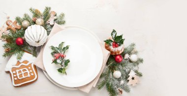 Işık arka planında boş tabak olan bir Noel masası. Kış tatilleri aynı anda. Üst Manzara. Boşluğu kopyala