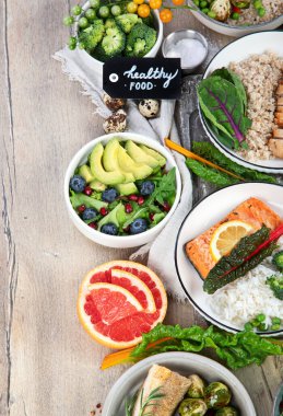 Çeşitli sağlıklı yemek tabakları. Sağlıklı yemek çeşitleri. Diyet konsepti. Düz yatış, üst görünüm. 