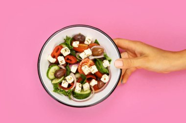 Renkli Yunan salatası. Geleneksel yemek. Yaratıcı fotoğraf konsepti. Üst görünüm, alanı kopyala