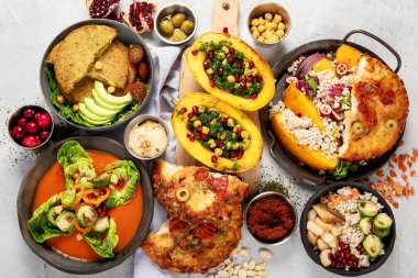 Vejetaryen gıda konsepti. Vitaminler, antioksidanlar, arka planda lifler, üst görünümde çeşitli sağlıklı vegan yemekleri..