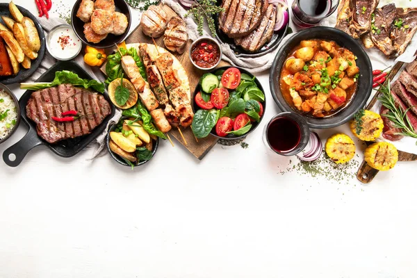 肉料理 様々な肉のプレート ベジタリアンではない食べ物のバナー 最上階だ スペースのコピー — ストック写真