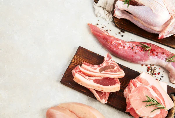 Varios Tipos Carne Fresca Cerdo Ternera Pollo Sobre Fondo Gris —  Fotos de Stock