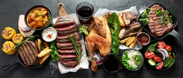 野菜やサラダと暗い背景に牛肉 鶏肉などの健康的な調理肉の様々なタイプ 最上階だ パノラマ — ストック写真