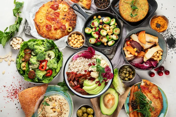 灰色のテーブルの上のベジタリアンや様々なビーガン料理 ビタミン 抗酸化物質と健康食品の概念 トップ表示 — ストック写真