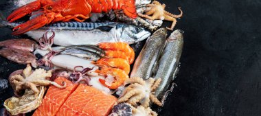 Taze balık ve deniz ürünleri çeşitleri kara arka planda, balık pazarında. Sağlıklı beslenme konsepti. Üst görünüm., Boşluğu kopyala.