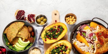 Vejetaryen gıda konsepti. Vitaminli, antioksidantlı, arka planda lifli, üst görüşlü çeşitli sağlıklı vejetaryen yemekleri. Boşluğu kopyala.